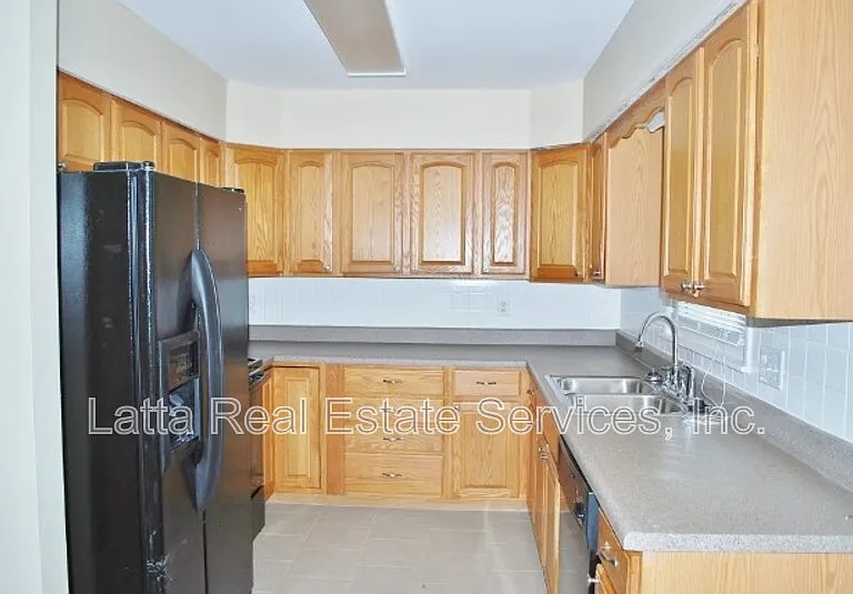 804 NW South Summit Cir — Photo 6