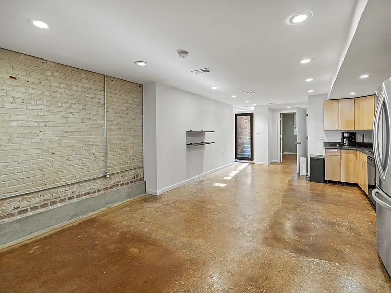24 R St NW #B — Photo 6