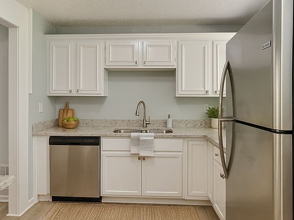 3rd image of 2423 Oakwood Ter