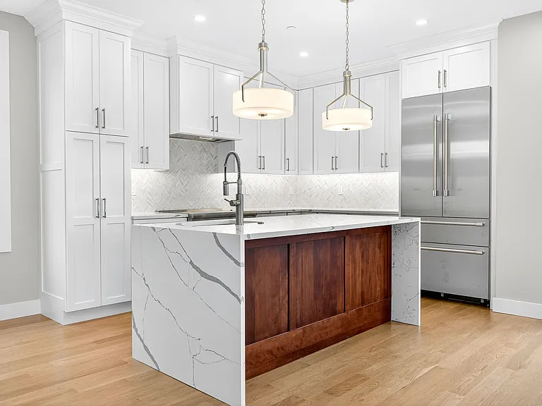 551 E 7th St #3 — Photo 3