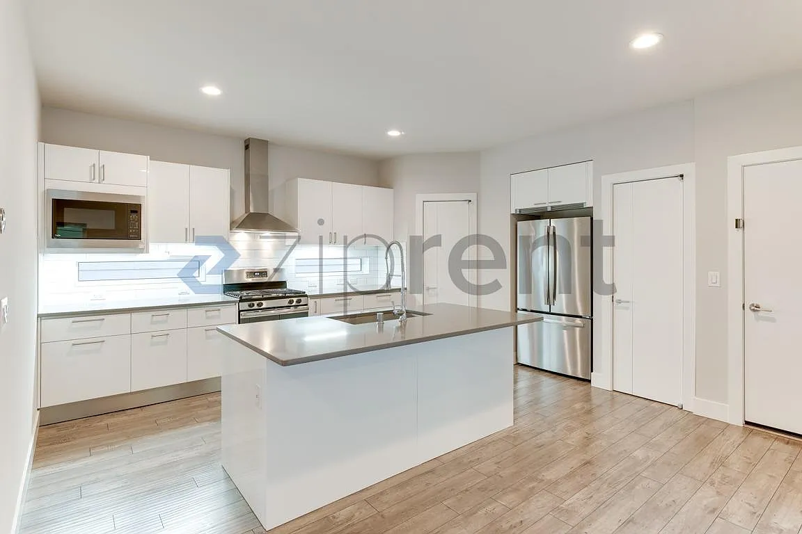 3 bed, 2.5 bath, 2222 sqft, $3,500 — Photo 2