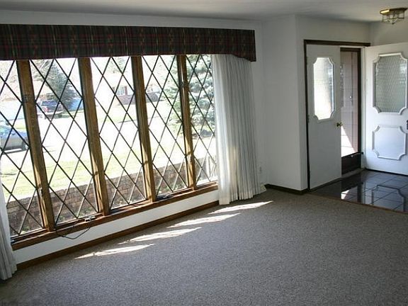 5th image of 651 Birchwood Ct