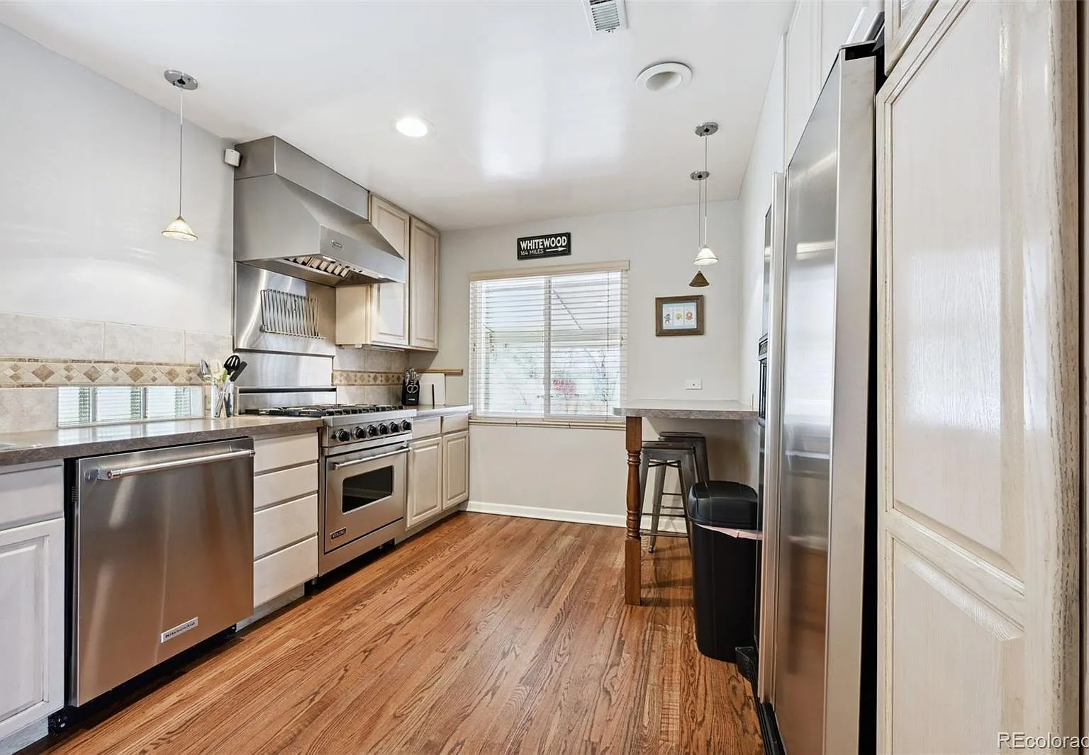 3 bed, 2.0 bath, 1894 sqft, $3,393 — Photo 4