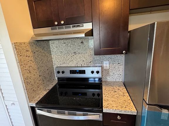 3rd image of 1121 W River Dr
