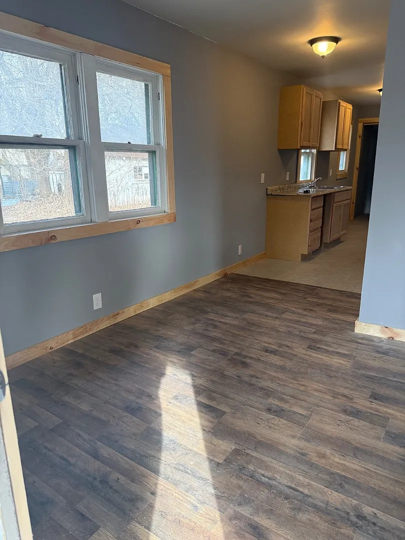 208 Osborne St — Photo 2
