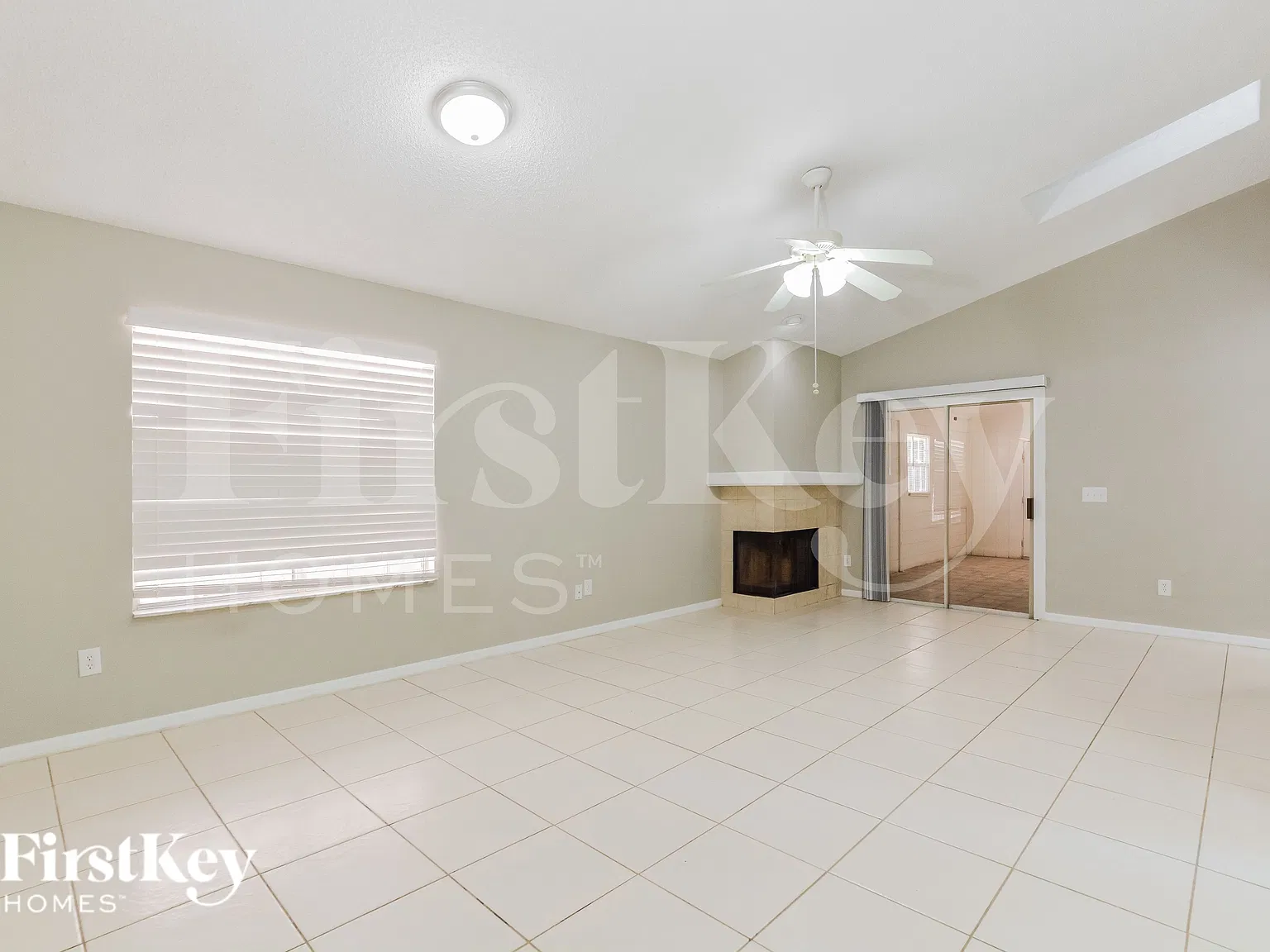 3 bed, 2.0 bath, 1110 sqft, $2,425 — Photo 2