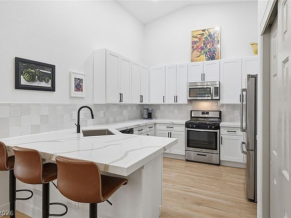 4th image of 909 Majestic Oak St