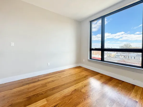 948 New York Avenue image 1 of 6