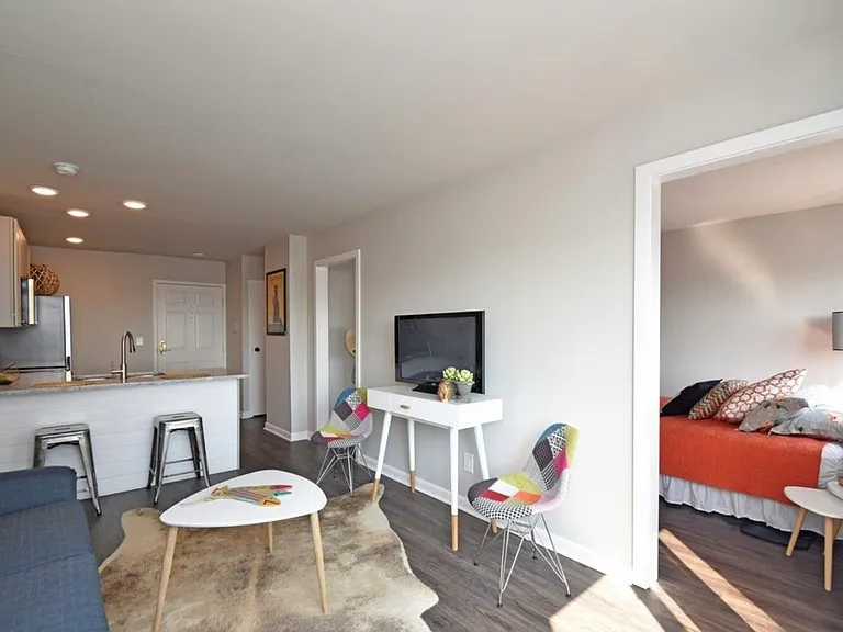 2200 Victory Pkwy #907 — Photo 9