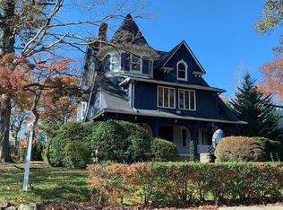 1049 Cumbermeade Rd, Fort Lee, NJ 07024