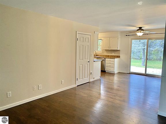 5th image of 558 W Court St