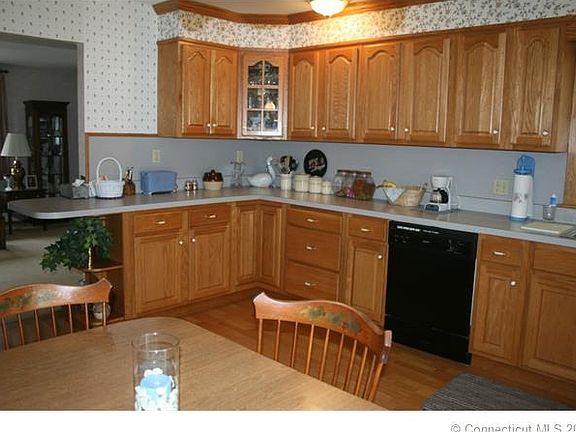 EAT IN KITCHEN, ALL APPLIAN...