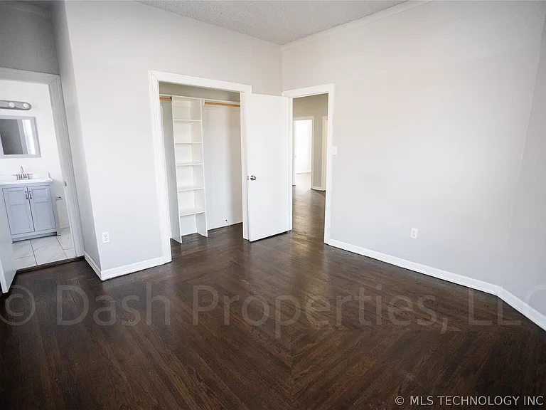 2604 E 7th St S — Photo 24
