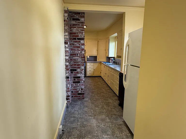 Hallway inside front door to kitchen