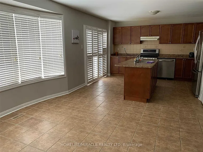 1509 Marshall Cres — Photo 5