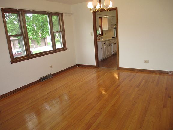4th image of 1324 Memorial Dr