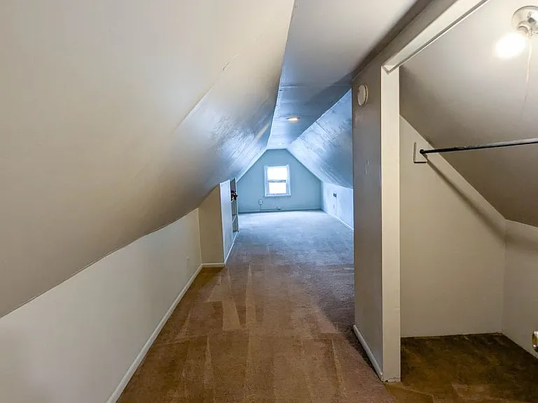 2322 Stratford Apts — Photo 10