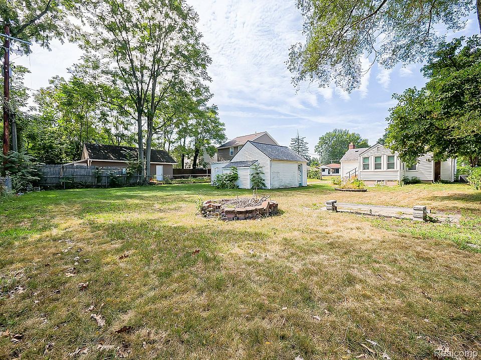 20380 Floral St, photo 22