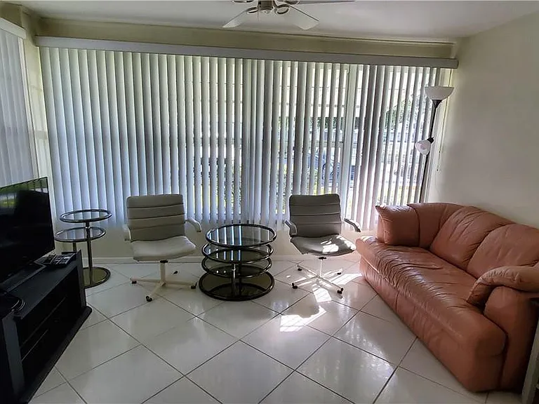 1107 Circle Ter W — Photo 9