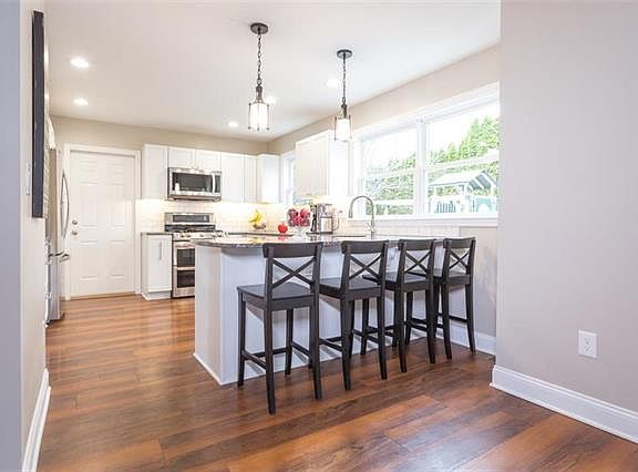3rd image of 148 Kingsbury Ct