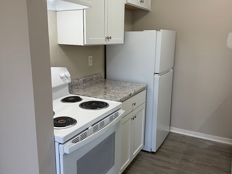 2nd image of 903 N Illini Ave #111