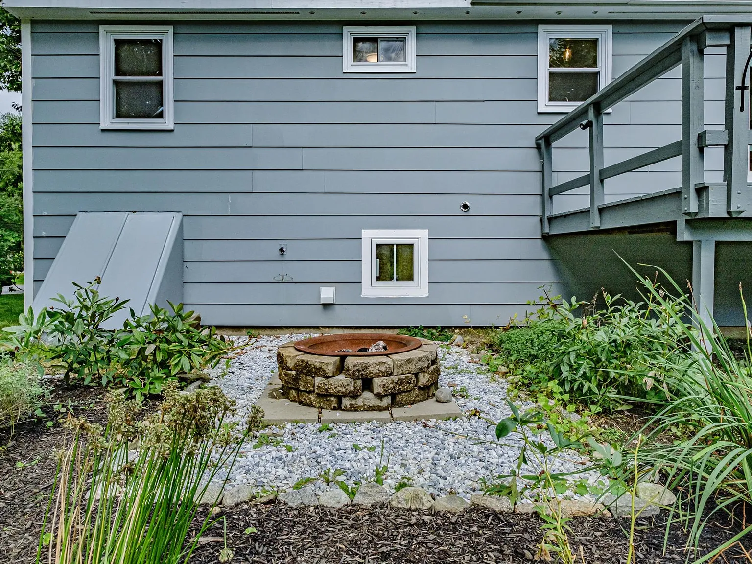 4 bed, 1600 sqft, $4,100 — Photo 3