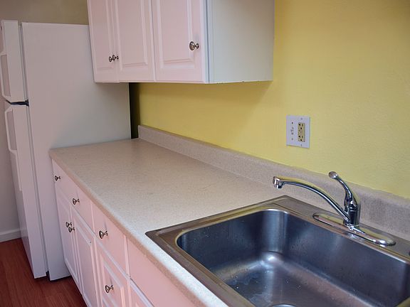 Full kitchen w microwave and stove