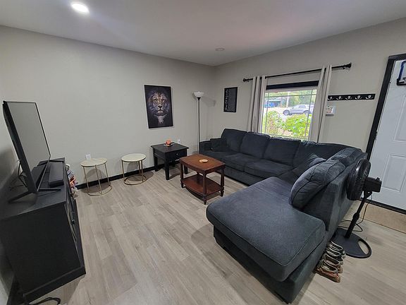 4th image of 439 E Broadway Ave
