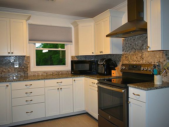 4th image of 275 Pine Circle Dr