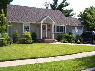 582 N Suffolk Ave, Massapequa, NY 11758