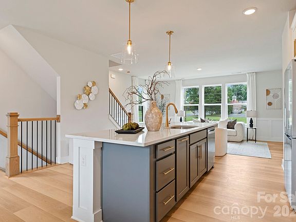 3rd image of 7928 Sansom Cir