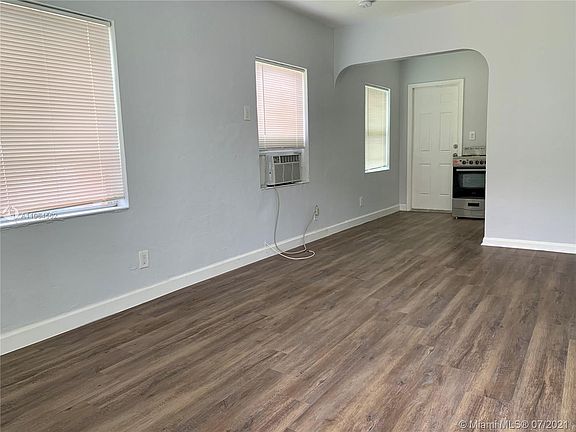 4th image of 2319 Madison St #21
