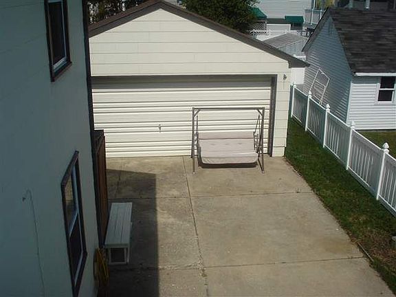 3rd image of 211 47th St #1