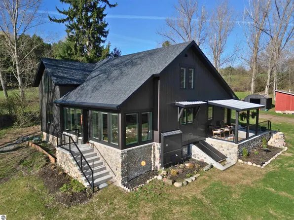 2768 S Center Hwy, Suttons Bay, MI 49682