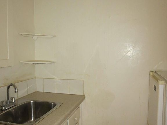 3rd image of 5648 W 6th St #1