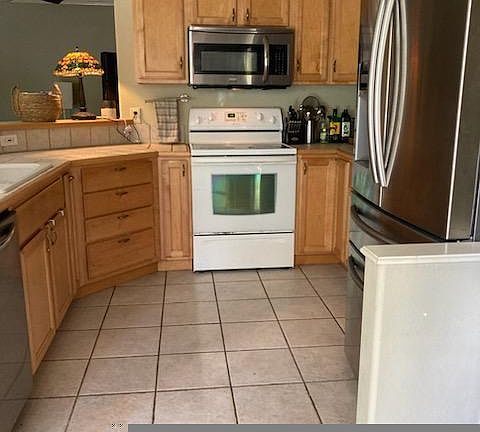 5th image of 605 Burleson St #605