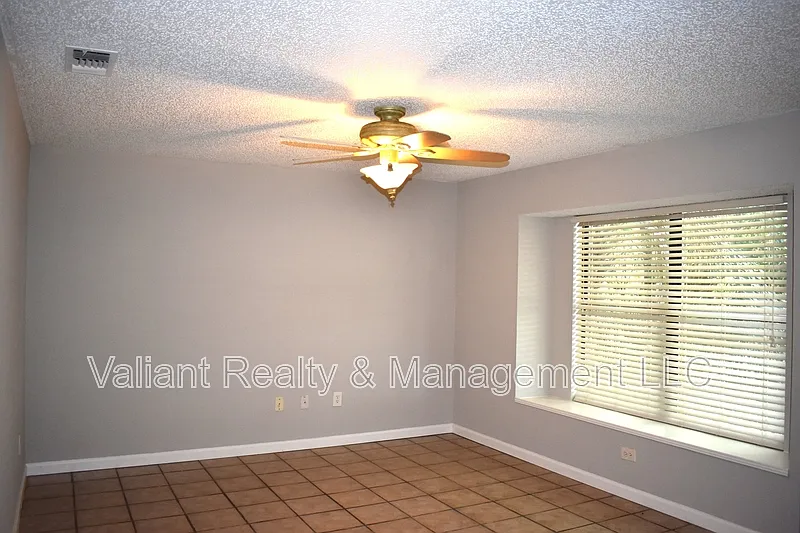 3 bed, 2.0 bath, 1676 sqft, $1,900 — Photo 4