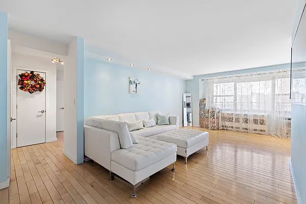 Sold by Thomas Lipovetsky, LREB | media 2