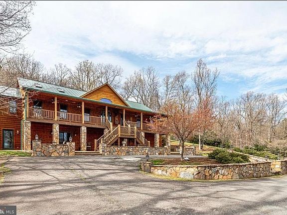 Full oval parking in front of house. Full circle driveway, no need to reverse or back out.