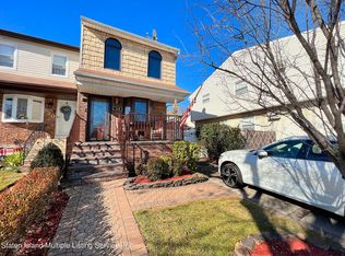 528 Drumgoole Rd W, Staten Island, NY 10312
