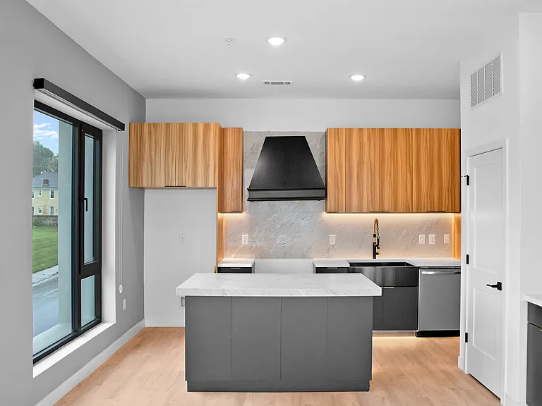 1827 Washington St #301 — Photo 9