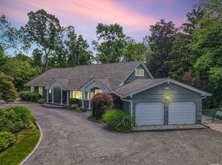 8 Stonywell Ct, Dix Hills, NY 11746