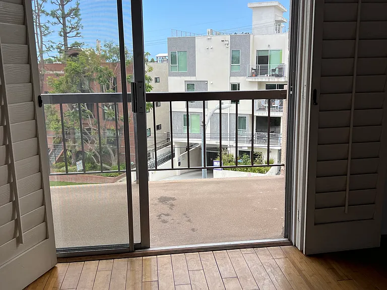 622 S Barrington Ave #301 — Photo 34
