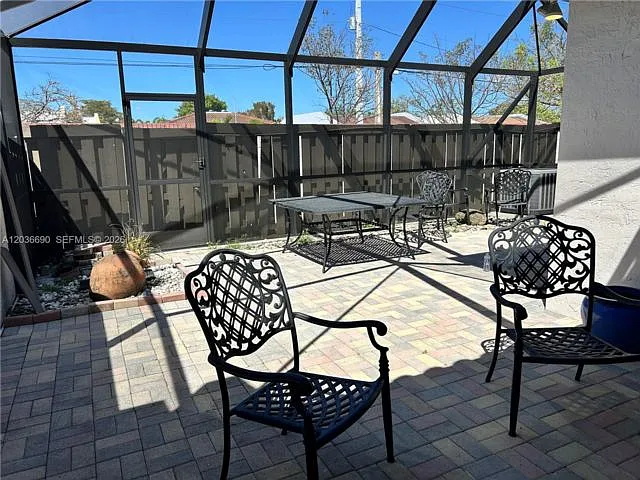 3 bed, 2.0 bath, 1580 sqft, $4,000 — Photo 3
