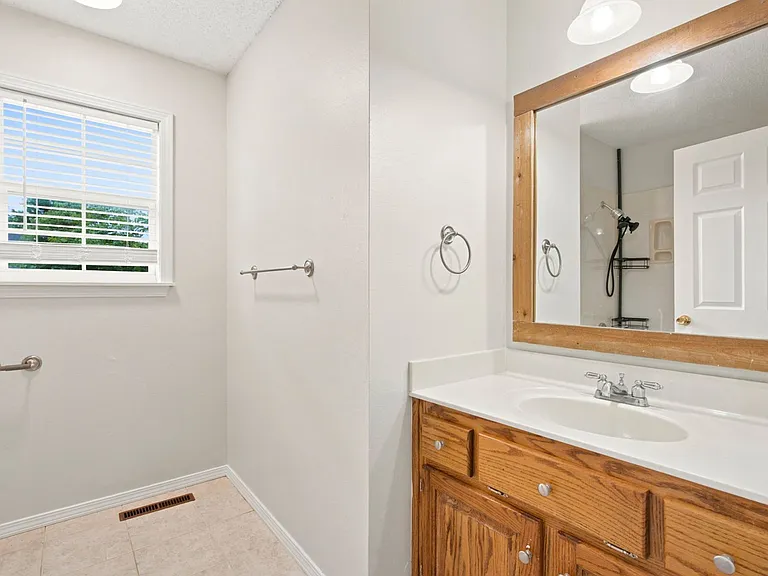511 E Dyann Dr — Photo 16
