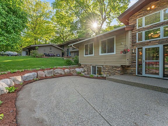 2nd image of 30 Tonka Bay Ln