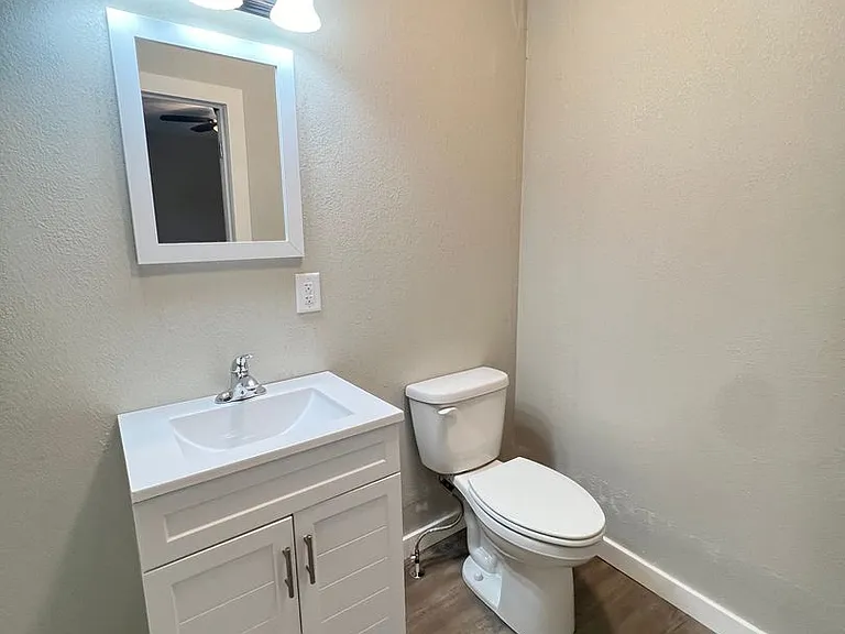 428 W Locust St — Photo 8