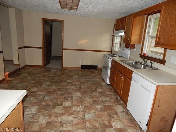 5th image of 455 Barker St