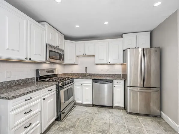 3 Fernview Ave APT 8, North Andover, MA 01845