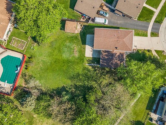 3rd image of 10447 S Stowe Ct